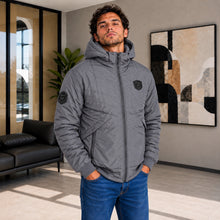Cargar imagen en el visor de la galería, Chaqueta de Hombre en Super Nylon con Interior Ovejero y Capucha Removible | Referencia Aries. Gris Oscuro