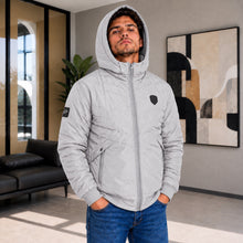 Cargar imagen en el visor de la galería, Chaqueta de Hombre en Super Nylon con Interior Ovejero y Capucha Removible | Referencia Aries. Gris Perla