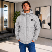 Cargar imagen en el visor de la galería, Chaqueta de Hombre en Super Nylon con Interior Ovejero y Capucha Removible | Referencia Aries. Gris Perla