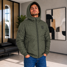 Cargar imagen en el visor de la galería, Chaqueta de Hombre en Super Nylon con Interior Ovejero y Capucha Removible | Referencia Aries. Verde Militar