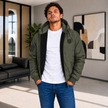 Cargar imagen en el visor de la galería, Chaqueta de Hombre en Super Nylon con Interior Ovejero y Capucha Removible | Referencia Aries. Verde Militar