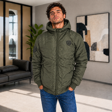 Cargar imagen en el visor de la galería, Chaqueta de Hombre en Super Nylon con Interior Ovejero y Capucha Removible | Referencia Aries. Verde Militar