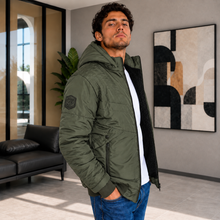 Cargar imagen en el visor de la galería, Chaqueta de Hombre en Super Nylon con Interior Ovejero y Capucha Removible | Referencia Aries. Verde Militar