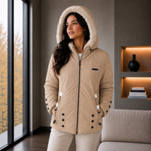 Cargar imagen en el visor de la galería, Chaqueta Doble Faz Semilarga para Mujer con Capucha y Pelo Largo | Referencia Estrella. Beige