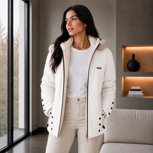 Cargar imagen en el visor de la galería, Chaqueta Doble Faz Semilarga para Mujer con Capucha y Pelo Largo | Referencia Estrella. Blanco