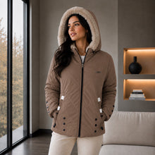 Cargar imagen en el visor de la galería, Chaqueta Doble Faz Semilarga para Mujer con Capucha y Pelo Largo | Referencia Estrella. Café