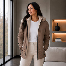 Cargar imagen en el visor de la galería, Chaqueta Doble Faz Semilarga para Mujer con Capucha y Pelo Largo | Referencia Estrella. Café