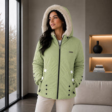 Cargar imagen en el visor de la galería, Chaqueta Doble Faz Semilarga para Mujer con Capucha y Pelo Largo | Referencia Estrella. Verde Manzana