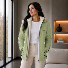 Cargar imagen en el visor de la galería, Chaqueta Doble Faz Semilarga para Mujer con Capucha y Pelo Largo | Referencia Estrella. Verde Manzana