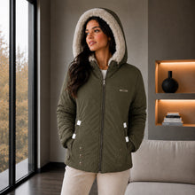 Cargar imagen en el visor de la galería, Chaqueta Doble Faz Semilarga para Mujer con Capucha y Pelo Largo | Referencia Estrella. Verde Militar