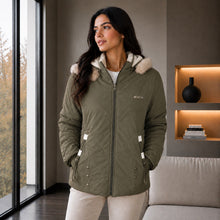 Cargar imagen en el visor de la galería, Chaqueta Doble Faz Semilarga para Mujer con Capucha y Pelo Largo | Referencia Estrella. Verde Militar