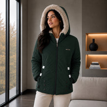 Cargar imagen en el visor de la galería, Chaqueta Doble Faz Semilarga para Mujer con Capucha y Pelo Largo | Referencia Estrella. Verde Pino