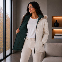 Cargar imagen en el visor de la galería, Chaqueta Doble Faz Semilarga para Mujer con Capucha y Pelo Largo | Referencia Estrella. Verde Pino