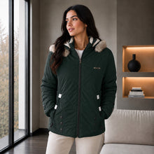 Cargar imagen en el visor de la galería, Chaqueta Doble Faz Semilarga para Mujer con Capucha y Pelo Largo | Referencia Estrella. Verde Pino