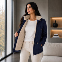 Cargar imagen en el visor de la galería, Chaqueta Ruby, Semilarga con Interior Ovejero Sintético y Cuello Alto. Abrigo y Estilo Casual. Azul Oscuro
