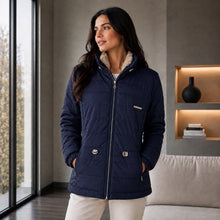 Cargar imagen en el visor de la galería, Chaqueta Ruby, Semilarga con Interior Ovejero Sintético y Cuello Alto. Abrigo y Estilo Casual. Azul Oscuro