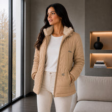 Cargar imagen en el visor de la galería, Chaqueta Ruby, Semilarga con Interior Ovejero Sintético y Cuello Alto. Abrigo y Estilo Casual. Beige