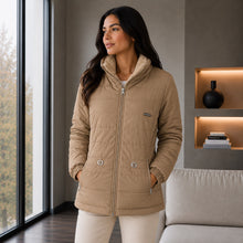 Cargar imagen en el visor de la galería, Chaqueta Ruby, Semilarga con Interior Ovejero Sintético y Cuello Alto. Abrigo y Estilo Casual. Beige