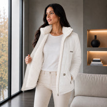 Cargar imagen en el visor de la galería, Chaqueta Ruby, Semilarga con Interior Ovejero Sintético y Cuello Alto. Abrigo y Estilo Casual. Blanco
