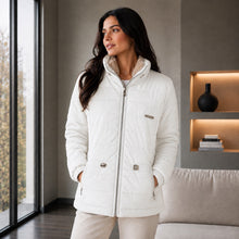 Cargar imagen en el visor de la galería, Chaqueta Ruby, Semilarga con Interior Ovejero Sintético y Cuello Alto. Abrigo y Estilo Casual. Blanco