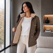 Cargar imagen en el visor de la galería, Chaqueta Ruby, Semilarga con Interior Ovejero Sintético y Cuello Alto. Abrigo y Estilo Casual. Café