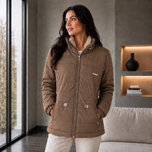 Cargar imagen en el visor de la galería, Chaqueta Ruby, Semilarga con Interior Ovejero Sintético y Cuello Alto. Abrigo y Estilo Casual. Café