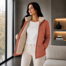 Cargar imagen en el visor de la galería, Chaqueta Ruby, Semilarga con Interior Ovejero Sintético y Cuello Alto. Abrigo y Estilo Casual. Canela