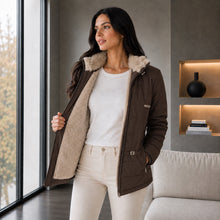 Cargar imagen en el visor de la galería, Chaqueta Ruby, Semilarga con Interior Ovejero Sintético y Cuello Alto. Abrigo y Estilo Casual. Chocolate