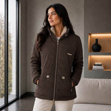 Cargar imagen en el visor de la galería, Chaqueta Ruby, Semilarga con Interior Ovejero Sintético y Cuello Alto. Abrigo y Estilo Casual. Chocolate