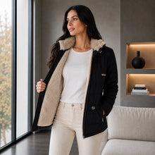 Cargar imagen en el visor de la galería, Chaqueta Ruby, Semilarga con Interior Ovejero Sintético y Cuello Alto. Abrigo y Estilo Casual. Negro