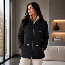 Cargar imagen en el visor de la galería, Chaqueta Ruby, Semilarga con Interior Ovejero Sintético y Cuello Alto. Abrigo y Estilo Casual. Negro
