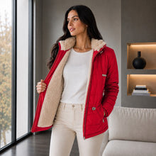 Cargar imagen en el visor de la galería, Chaqueta Ruby, Semilarga con Interior Ovejero Sintético y Cuello Alto. Abrigo y Estilo Casual. Rojo