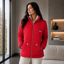 Cargar imagen en el visor de la galería, Chaqueta Ruby, Semilarga con Interior Ovejero Sintético y Cuello Alto. Abrigo y Estilo Casual. Rojo