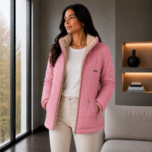 Cargar imagen en el visor de la galería, Chaqueta Ruby, Semilarga con Interior Ovejero Sintético y Cuello Alto. Abrigo y Estilo Casual. Rosado