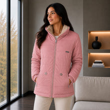 Cargar imagen en el visor de la galería, Chaqueta Ruby, Semilarga con Interior Ovejero Sintético y Cuello Alto. Abrigo y Estilo Casual. Rosado