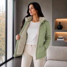 Cargar imagen en el visor de la galería, Chaqueta Ruby, Semilarga con Interior Ovejero Sintético y Cuello Alto. Abrigo y Estilo Casual. Verde Manzana
