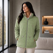 Cargar imagen en el visor de la galería, Chaqueta Ruby, Semilarga con Interior Ovejero Sintético y Cuello Alto. Abrigo y Estilo Casual. Verde Manzana