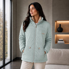 Cargar imagen en el visor de la galería, Chaqueta Ruby, Semilarga con Interior Ovejero Sintético y Cuello Alto. Abrigo y Estilo Casual. Verde Menta