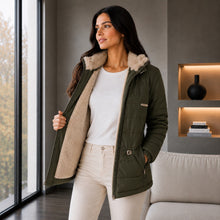 Cargar imagen en el visor de la galería, Chaqueta Ruby, Semilarga con Interior Ovejero Sintético y Cuello Alto. Abrigo y Estilo Casual. Verde Militar