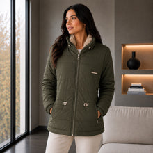 Cargar imagen en el visor de la galería, Chaqueta Ruby, Semilarga con Interior Ovejero Sintético y Cuello Alto. Abrigo y Estilo Casual. Verde Militar