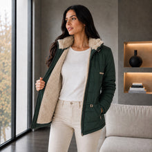 Cargar imagen en el visor de la galería, Chaqueta Ruby, Semilarga con Interior Ovejero Sintético y Cuello Alto. Abrigo y Estilo Casual. Verde Pino