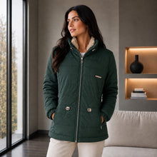 Cargar imagen en el visor de la galería, Chaqueta Ruby, Semilarga con Interior Ovejero Sintético y Cuello Alto. Abrigo y Estilo Casual. Verde Pino